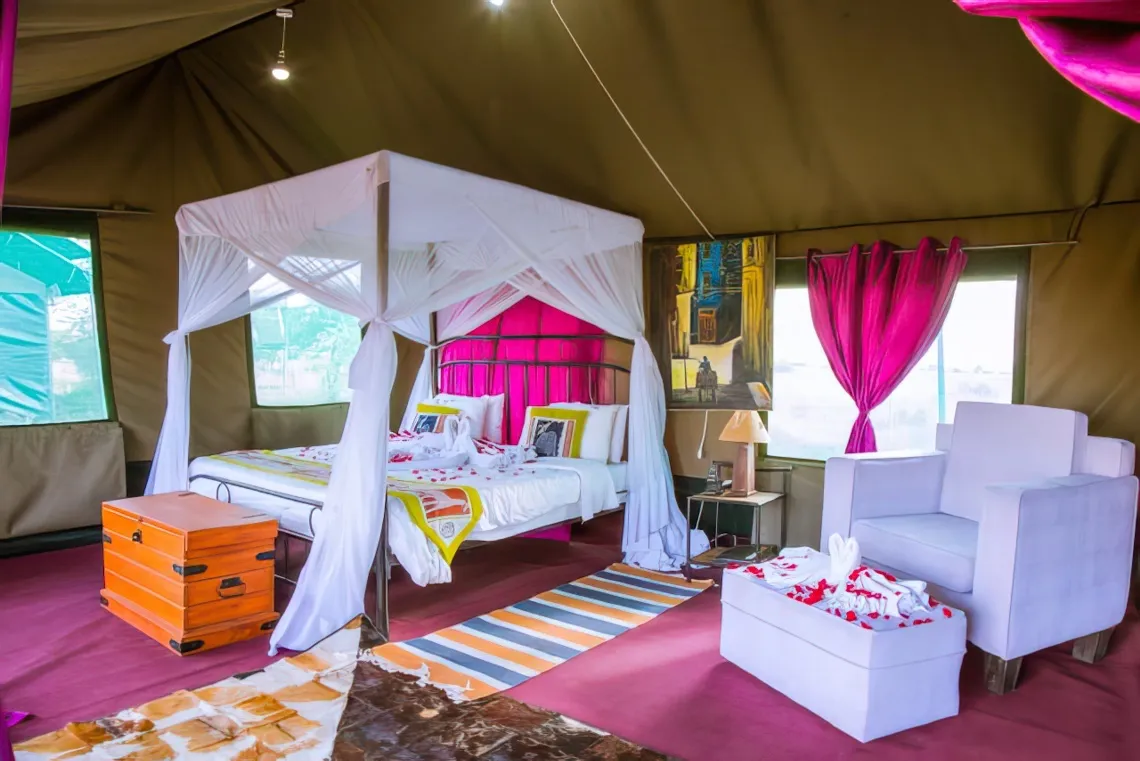 Mid-range tented camp Serengeti